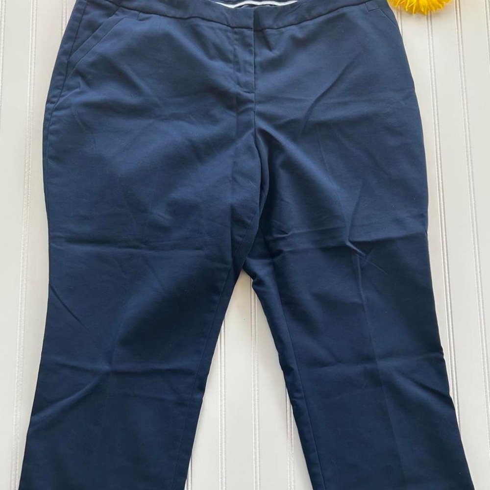 Lane Bryant Navy blue capri pants with pockets in a Plus Women's size 20.